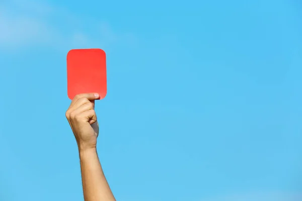 Árbitro Futebol Mostrando Cartão Vermelho Contra Céu Azul Close Com — Fotografia de Stock