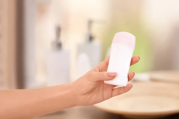 Jovem Mulher Segurando Desodorizante Banheiro Close — Fotografia de Stock