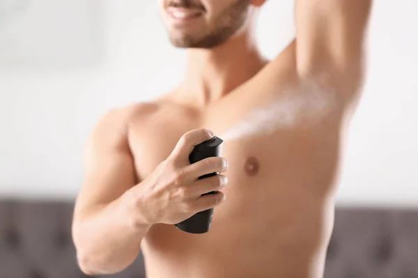 Bello Giovane Uomo Che Applica Deodorante Camera — Foto Stock