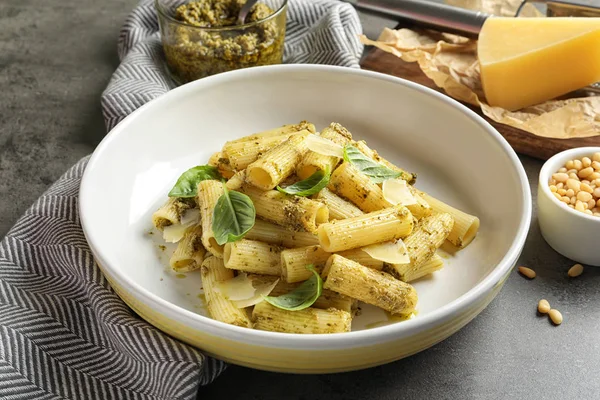 Prato Com Deliciosa Massa Pesto Manjericão Mesa Cinza — Fotografia de Stock