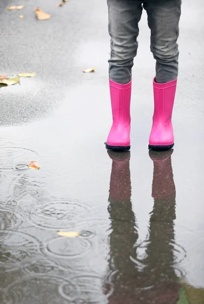 Mała Dziewczynka Sobie Gumy Buty Stojący Kałuży Deszczowy Dzień Punkt — Zdjęcie stockowe