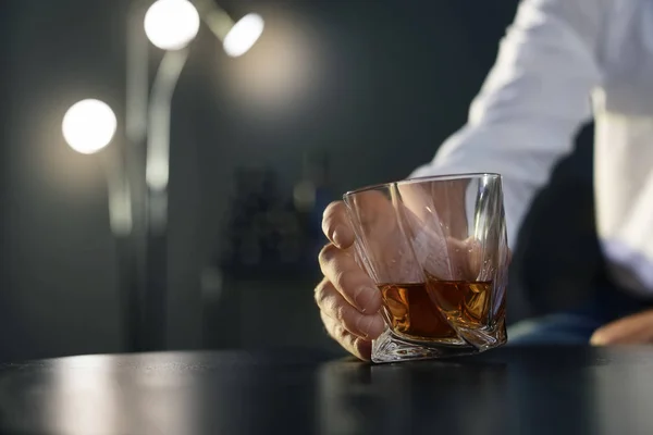 Mann Hält Glas Mit Whiskey Tisch Nahaufnahme Raum Für Text — Stockfoto