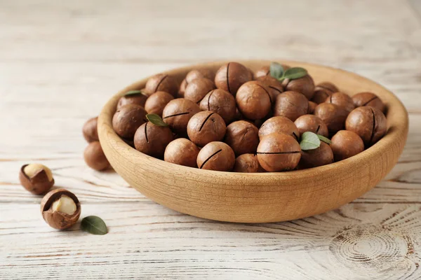 Teller Mit Bio Macadamia Nüssen Auf Holzgrund — Stockfoto