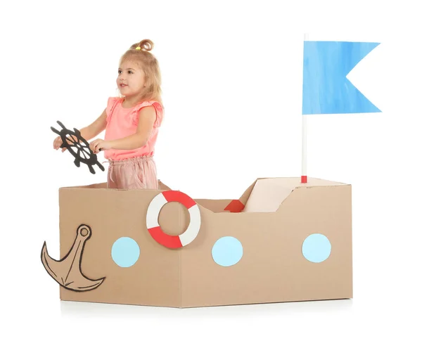 Schattig Klein Meisje Speelt Met Kartonnen Schip Witte Achtergrond — Stockfoto