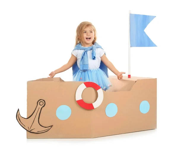 Schattig Klein Meisje Speelt Met Kartonnen Schip Witte Achtergrond — Stockfoto