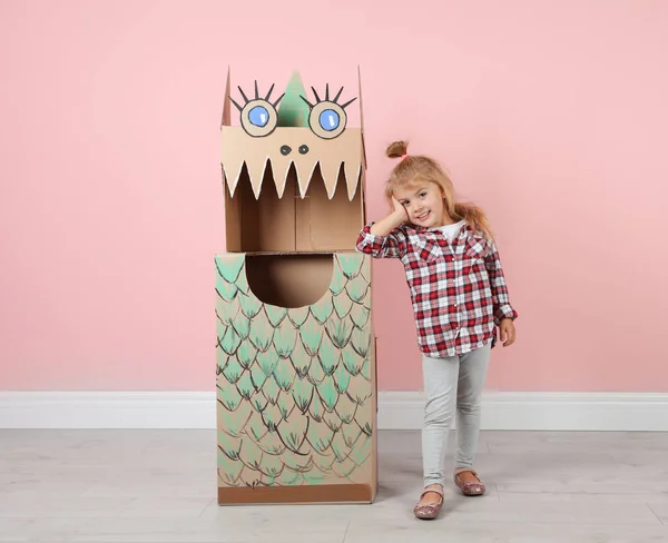 Petite Fille Costume Carton Dinosaure Près Mur Couleur Intérieur Espace — Photo