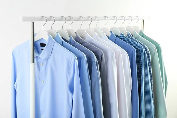 Mannen Kleren Opknoping Garderobe Rek Tegen Witte Achtergrond — Stockfoto