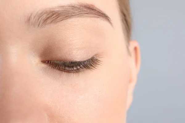 Mujer Joven Con Hermosas Pestañas Naturales Sobre Fondo Gris Primer — Foto de Stock