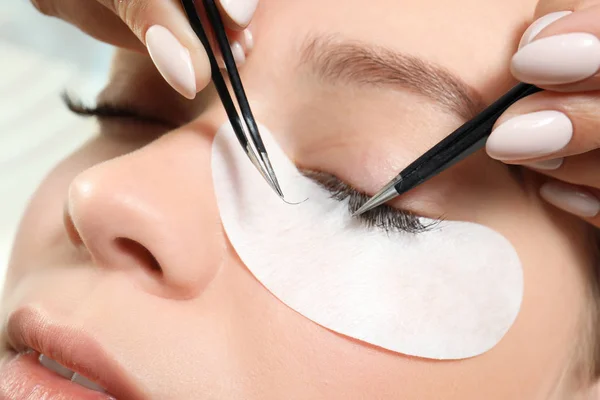 Young Woman Undergoing Eyelash Extension Procedure Closeup — Stock Photo, Image