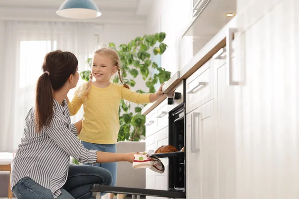 Ibu Dan Anak Mengambil Roti Dari Oven Dapur — Stok Foto