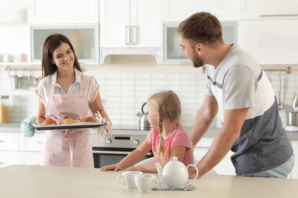 Ung Vacker Kvinna Att Behandla Hennes Familj Med Nymalen Ugn — Stockfoto