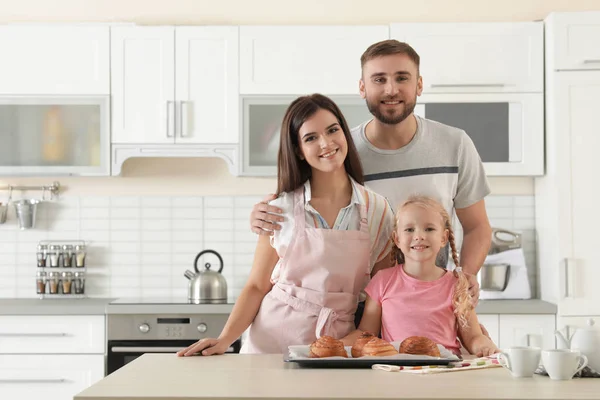 Família Feliz Com Bandeja Pão Fresco Assado Mesa Cozinha Espaço — Fotografia de Stock