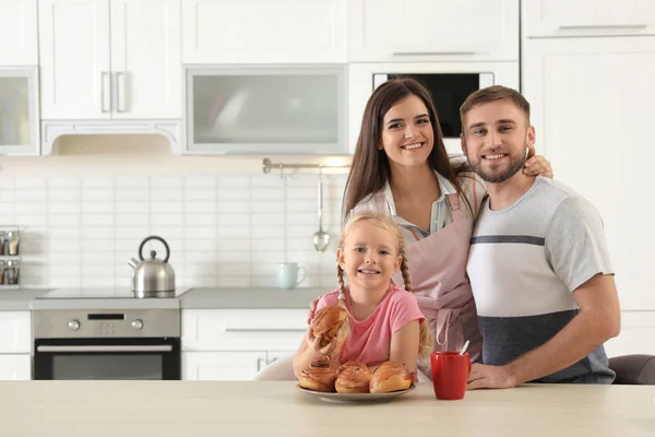 Taze Fırın Ile Mutlu Aile Mutfak Masasında Buns Fırında Metin — Stok fotoğraf