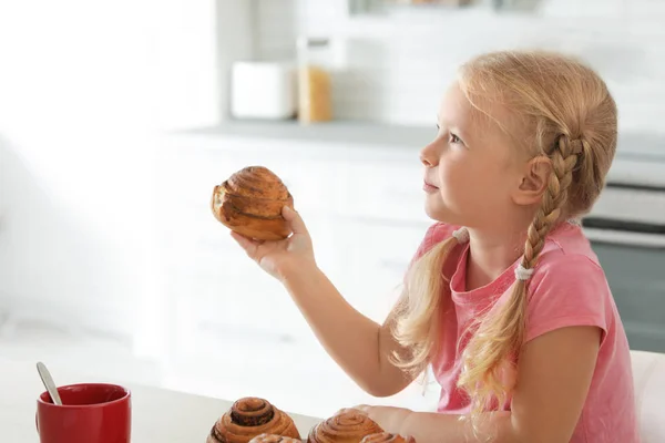 Kleines Mädchen Mit Frisch Gebackenem Brötchen Der Küche — Stockfoto