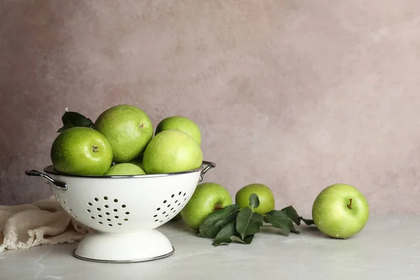 Composición Con Jugosas Manzanas Verdes Colador Sobre Mesa Espacio Para — Foto de Stock