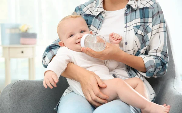 Belle Mère Donnant Boire Son Bébé Bouteille Dans Chambre — Photo