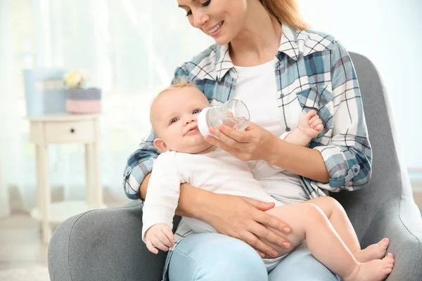 Όμορφη Μητέρα Δίνει Μωρό Ποτό Από Μπουκάλι Στο Δωμάτιο — Φωτογραφία Αρχείου