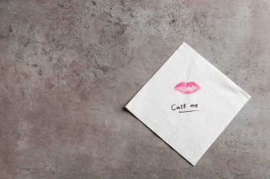 Kağıt peçete ruj işareti gri arka plan, üstten görünüm üzerinde metin için beni ve uzay kelime ara