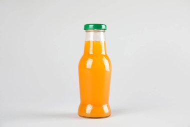 Bir renk arka plan üzerinde lezzetli içki şişesiyle