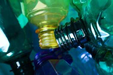 Arka plan, closeup olarak kullanılan plastik şişeler. Geri dönüşüm sorunu