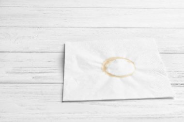 Kirli peçete ahşap arka plan üzerinde kahve lekesi ile. Metin için yer