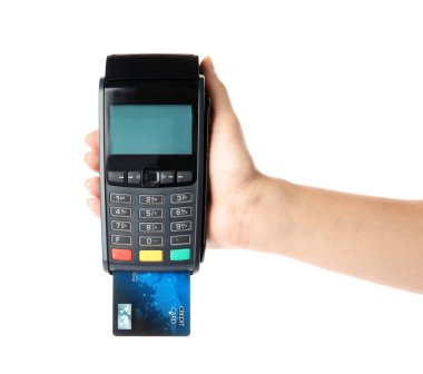 Modern ödeme terminal beyaz zemin üzerine, closeup kullanan kadın