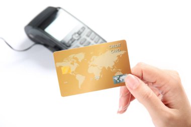 Kredi kartı ve bulanık ödeme arka plan üzerinde terminal kadın ile
