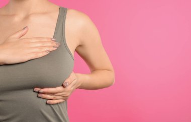 Kadın göğüslerini renk arka plan, closeup üzerinde kontrol. Metin için yer