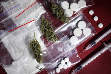 Kokain, kurutulmuş kenevir ve ecstasy renk arka plan, üstten görünüm