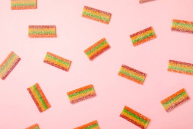 Renk arka plan üzerinde nefis şekerler ile düz yatıyordu kompozisyon