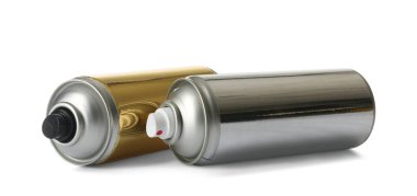 Beyaz arka plan üzerinde farklı sprey boyalar bidon