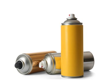 Beyaz arka plan üzerinde farklı sprey boyalar bidon