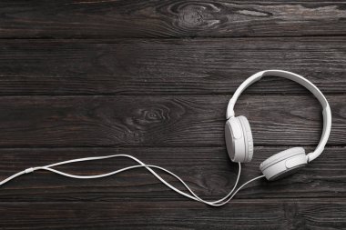 Şık modern kulaklık ve ahşap arka plan, üstten görünüm üzerinde metin için yer