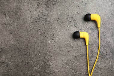 Şık modern kulaklık ve gri arka plan, üstten görünüm üzerinde metin için yer