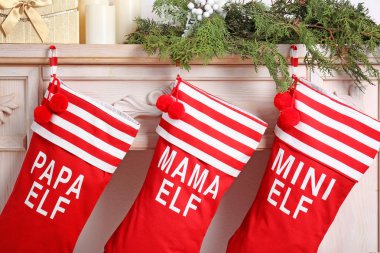 Kırmızı Noel çorap dekore edilmiş şömine üzerinde kapalı asılı. Festival iç