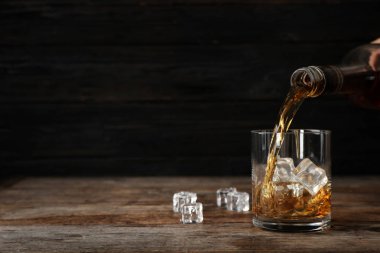 Buz küpleri ile cam şişe içinde viski masaya koyuyorum. Metin için yer