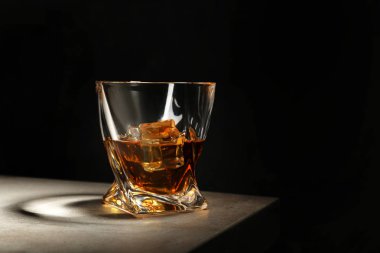 Masada buz küpleri ile cam altın viski. Metin için yer