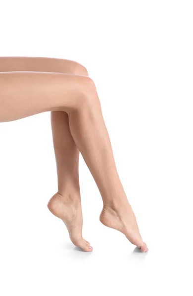 Frau Mit Schönen Beinen Und Füßen Auf Weißem Hintergrund Nahaufnahme — Stockfoto