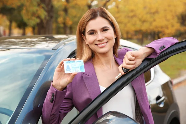 Mulher Segurando Carta Condução Perto Carro Aberto — Fotografia de Stock