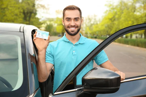 Jovem Segurando Carta Condução Perto Carro Aberto — Fotografia de Stock