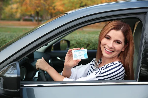 Mujer Feliz Con Licencia Conducir Coche — Foto de Stock