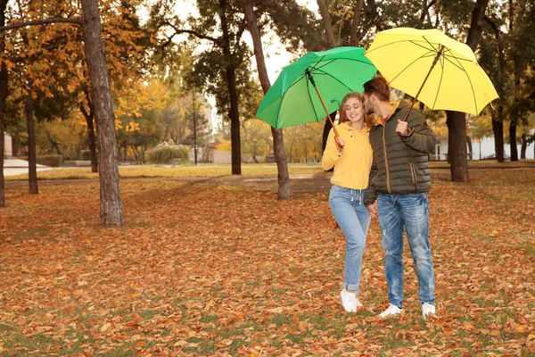Joyeux Couple Avec Parasols Marchant Dans Parc Espace Pour Texte — Photo