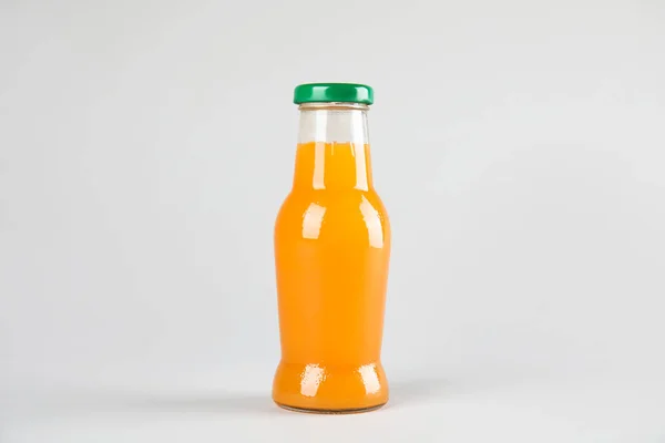 Jedna Butelka Smaczny Napój Kolor Tła — Zdjęcie stockowe