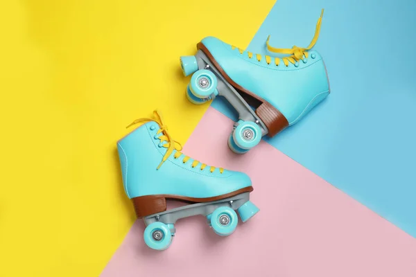 Paire Patins Roulettes Quad Élégants Sur Fond Couleur Vue Dessus — Photo