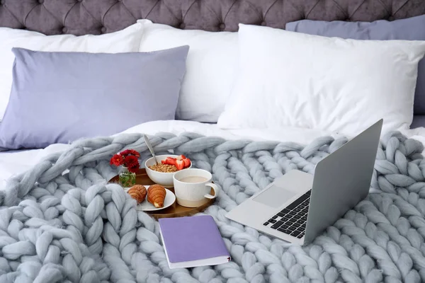 Laptop Vassoio Con Colazione Taccuino Sul Letto Elemento Interno — Foto Stock