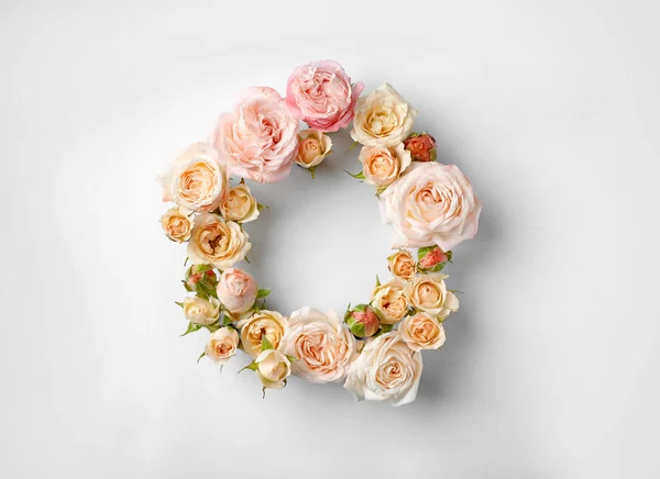 Επίπεδη Lay Σύνθεση Όμορφα Τριαντάφυλλα Και Χώρο Για Κείμενο Λευκό — Φωτογραφία Αρχείου