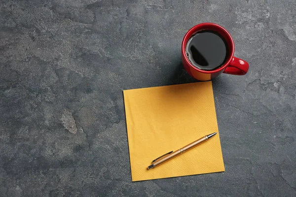 Saubere Serviette Tasse Kaffee Und Stift Auf Grauem Hintergrund Draufsicht — Stockfoto