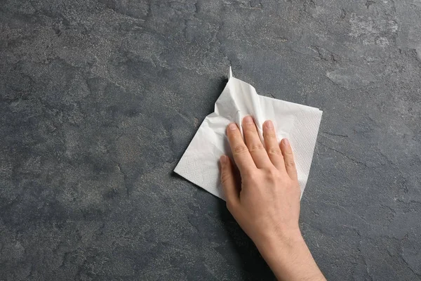 紙ナプキン トップ ビューで灰色のテーブルを拭く女 テキストのためのスペース — ストック写真
