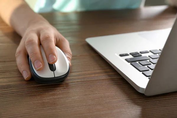 Frau Mit Computermaus Und Laptop Tisch Nahaufnahme — Stockfoto