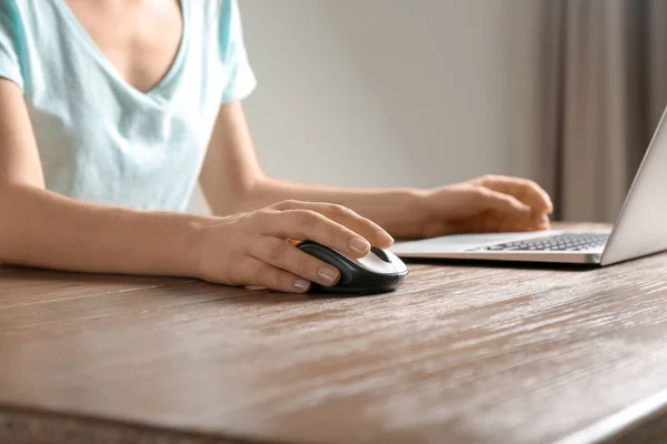 Frau Mit Computermaus Und Laptop Tisch Nahaufnahme — Stockfoto